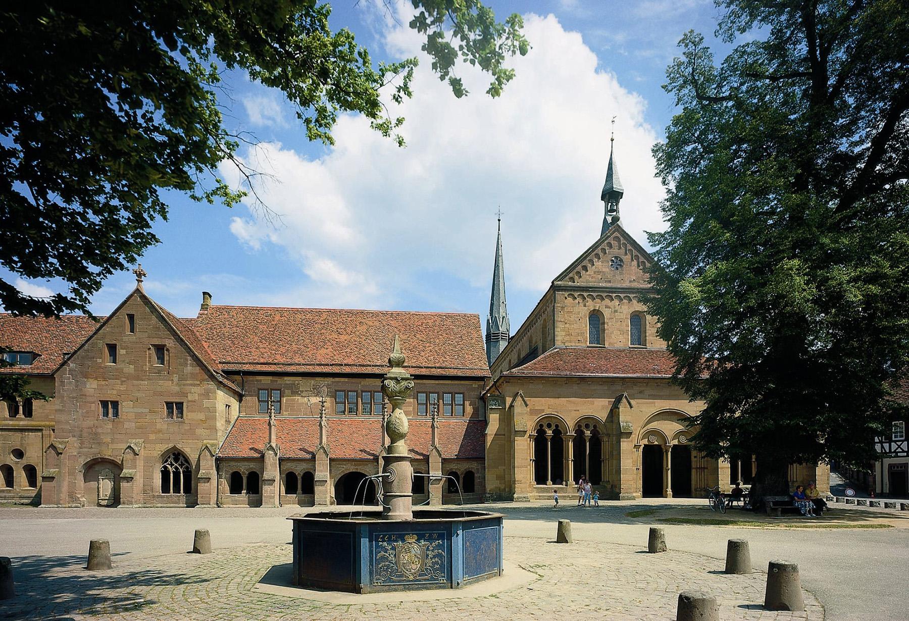 Kloster Maulbronn, Klausur mit Friedenslinde