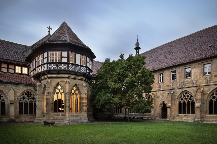 Kloster Maulbronn, Außen, Kreuzganggarten mit Brunnenhaus