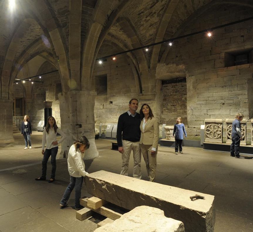 Ausgestellte Steinmetzarbeiten im Cellarium des Klosters Maulbronn